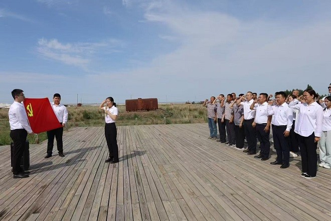 額吉淖爾制鹽有限公司生產(chǎn)黨支部與東烏旗政府辦公室黨支部開展聯(lián)合黨日活動(dòng)