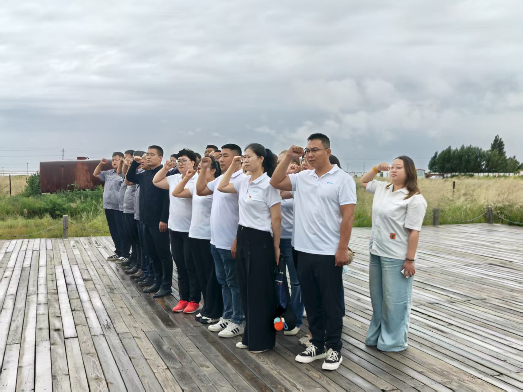 額鹽公司黨支部與東烏旗移動公司黨支部聯(lián)合開展“感黨恩，聽黨話，跟黨走”群眾教育實踐活動暨“銘記烽火歲月，傳承紅色基因”主題黨日活動